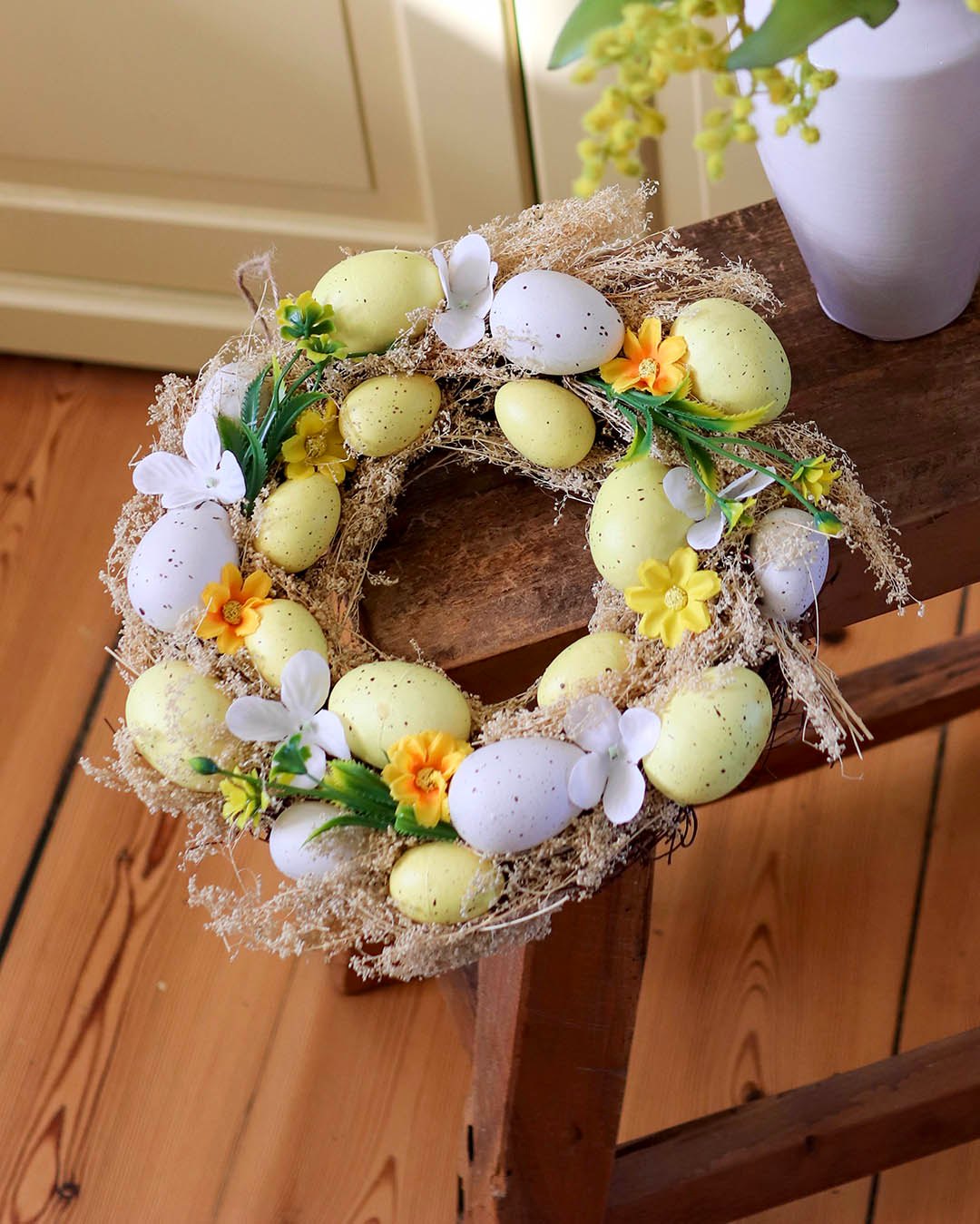 En lille, hyggelig forårskrans, der byder foråret velkommen. Den fås i tre smukke farver, som hver især er perfekte både som borddekoration, eller til at hænge op på væggen og skabe en stemningsfuld atmosfære.😊

#brøndsholm #forårskrans #forårspynt #påskepynt #dekorationskrans #forårsfornemmelser
