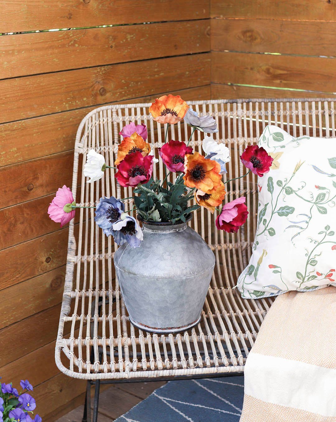 Nogle blomster er så smukke, at man ville ønske, de holdt lidt længere. Valmuer er en af dem. 🌺
Med kunstige valmuer får du det karakteristiske markblomst-look året rundt. Brug dem i en enkel vase eller kombiner dem med andre blomster og grene for et fyldigt og naturligt udtryk, der holder sæson efter sæson. ✨

#brøndsholm #kunstigeblomster #valmuer #markblomster #kunstigvalmue  #interiørinspiration #vildeblomster #evighedsblomster