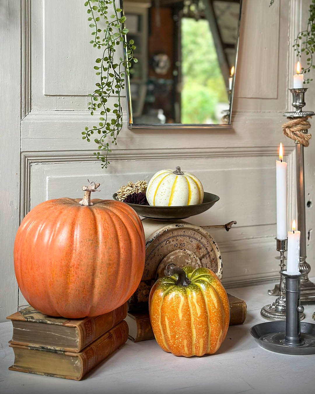 Jeg ved ikke hvorfor, men så snart græskarrene kommer frem, føles hjemmet bare lidt hyggeligere.🎃 
Måske er det farverne. Måske er det årstiden. Eller måske er det bare den bedste undskyldning for at pynte lidt ekstra. 🍂

Tak til @lyckebohem for det skønne billede

#brøndsholm #græskar #kunstiggræskar #efterårshygge #efterårspynt #efterårsinspiration #efterårsvibes #boligindretning #efterårsstemning