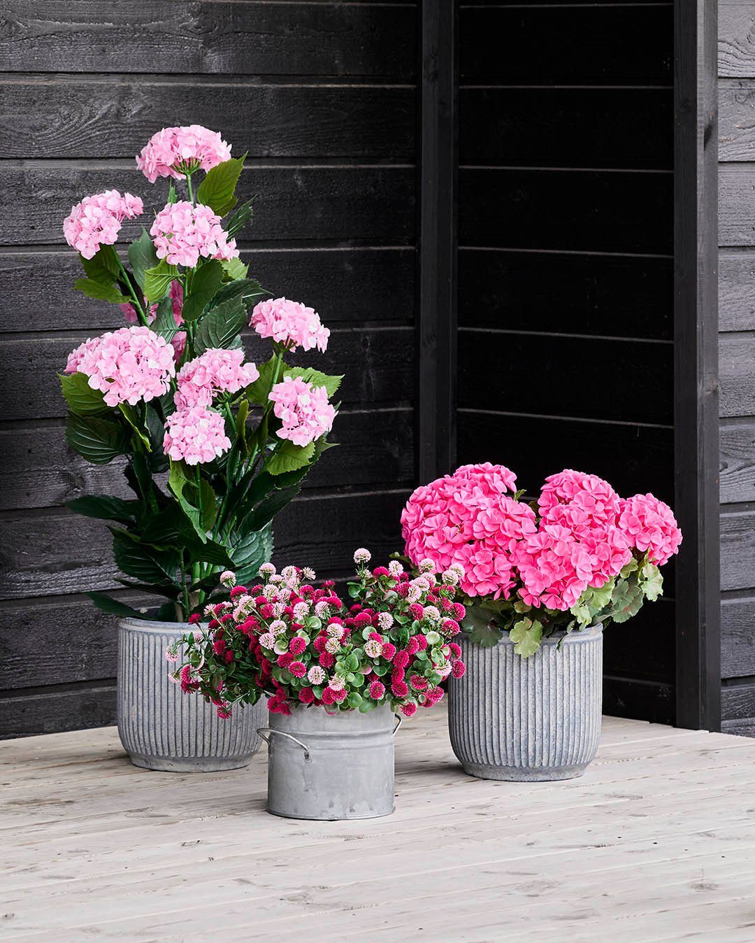 Fyld terrassen eller altanen med hortensia, tusindfryd og pelargonier. De er naturtro, UV-beskyttede og helt uden vedligeholdelse.🌞
Smukt, enkelt og altid i blomst.🌸
Gem til inspiration ✨

#brøndsholm #kunstigeblomster #hortensia #pelargonie #tusindfryd #udeblomster #uvbeskyttet #terrasseinspiration #altanhygge #udeliv #sommerblomster