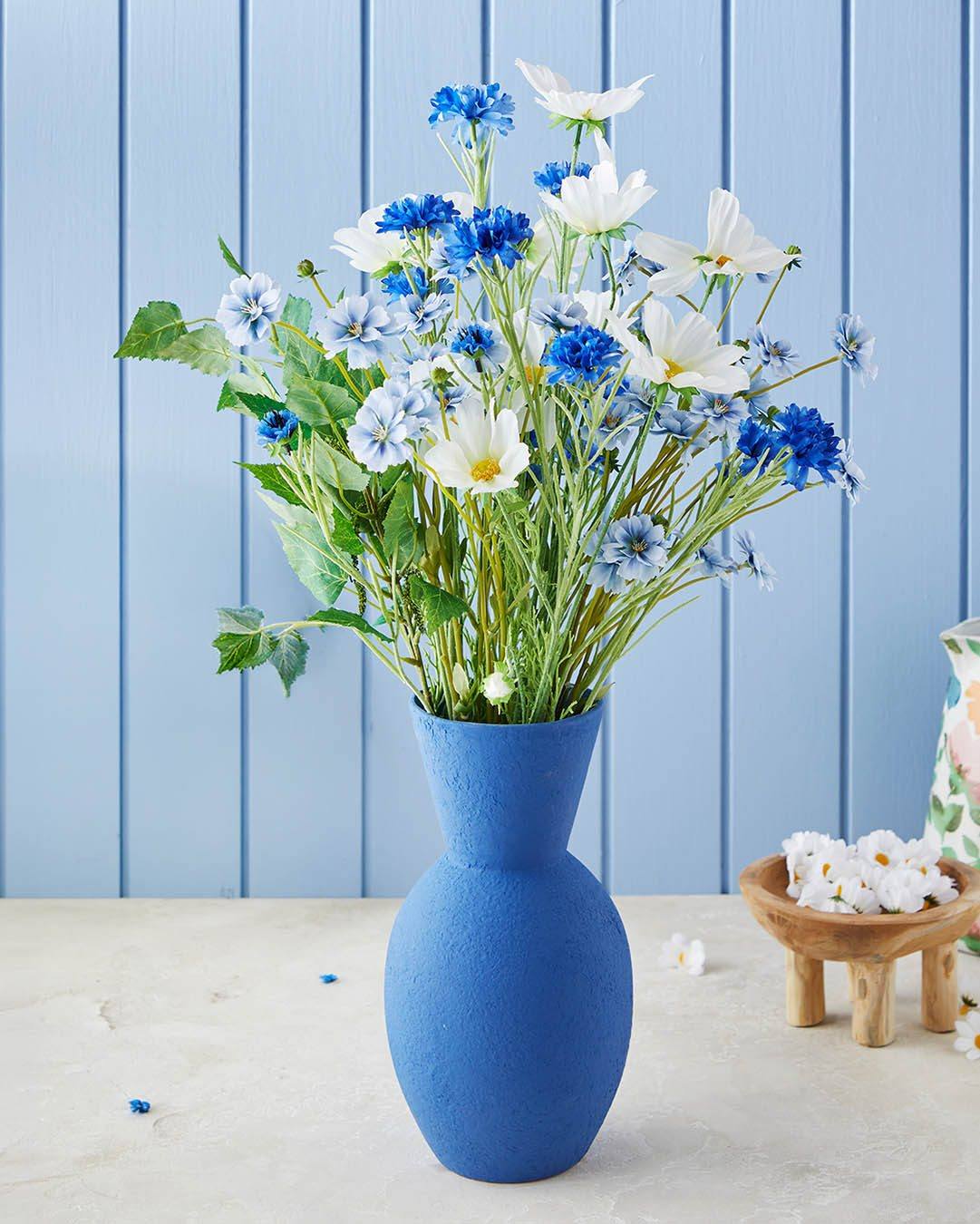 Blå toner, lette blomster og et udtryk der holder🌿
En kunstig buket er den nemme genvej til et hjem, der altid føles indbydende. Sammen med den flotte kobolt blå vase skaber blomsterne et friskt farvespil, som lyser op uden at kræve vedligeholdelse.
Smukt, enkelt og klar til at pynte fra første dag.🩵

#brøndsholm #kunstigeblomster #vaser #terracottavase #interiørinspiration #boligstyling #homedecor #nordiskhjem #vasedekoration #kunstigbuket #indretning