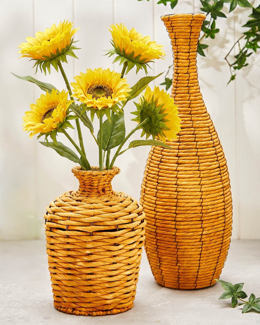 Åh de skønne solsikker med deres sommergule farve, man kan da kun blive glad af at se på de store smukke blomsterhoveder. Sæt dem f.eks. en orange fletvase der komplimenterer farven, så er der dømt sommerstemning🌻🌻

#brøndsholm #solsikker #kunstigsolsikke #kunstigeblomster #sommerblomster #sommerhygge #sommerstemning #fletvaser #vaser #guleblomster