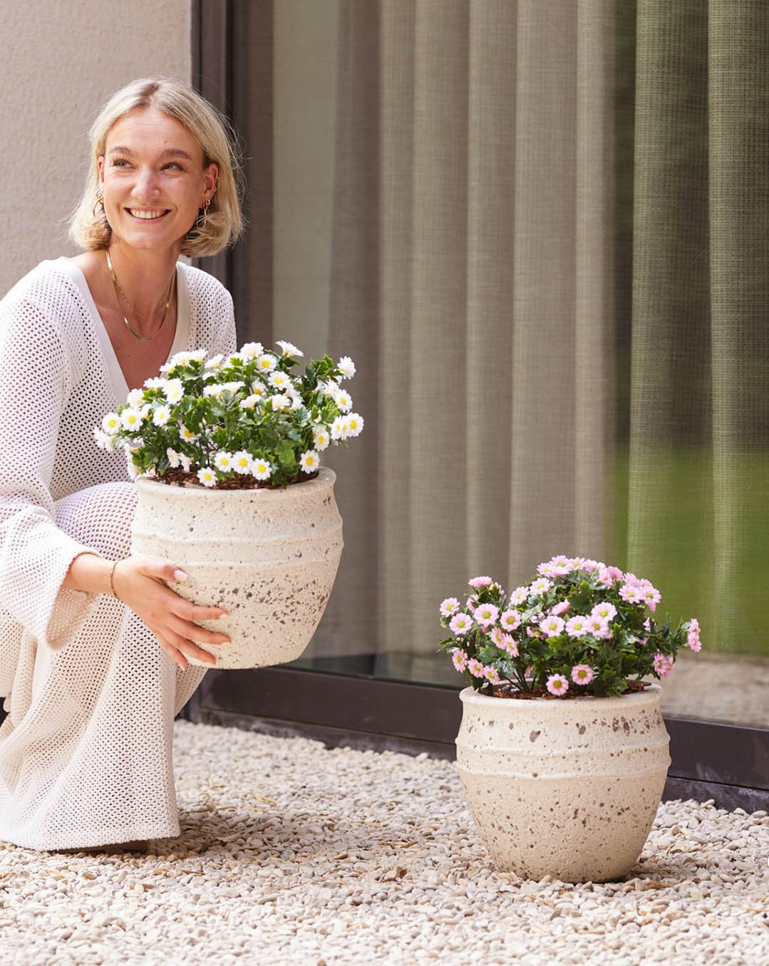 Smukke blomster - uden vanding 🌸☀️
UV-beskyttede margueritter, der holder hele sommeren
Perfekt når du er på farten ✨

#brøndsholm #kunstigeblomster #margueritter #kunstigemargueritter #sommerblomster #udeliv #boliginspiration #haveinspiration
