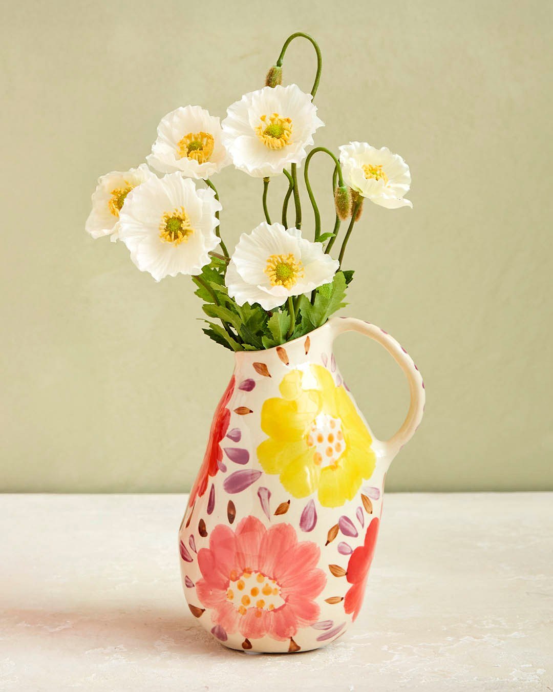 Valmuer har en helt særlig evne til at skabe liv i et rum. 🌺

Sammen med den håndlavede keramikvase med malede blomster bliver buketten et dekorativt blikfang, og en fin påmindelse om, at smukke detaljer kan gøre hverdagen lidt hyggeligere.

✨Kunstige valmuer 🏺Håndlavet keramik 🌸Et udtryk fyldt med personlighed

#brøndsholm #kunstigeblomster #valmuer #keramikvase #boliginspiration #sommerstemning #vaser #håndlavetvase #hvideblomster #markblomster #vildeblomster