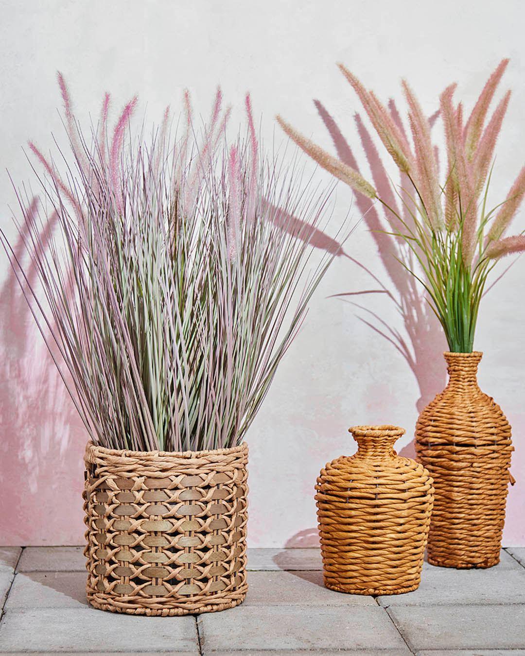 Rosa toner, naturlig flet og masser af stemning 🌾
Kunstigt græs og bløde rævehaler tilfører et moderne, nordisk udtryk, der holder sig flot sæson efter sæson.✨