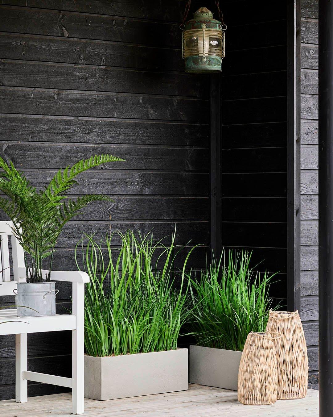Grøn ro på terrassen eller altanen 🌿
UV‑beskyttet kunstig græs i flot plantekasse, der holder sæsonen igennem ✨
Sommerhygge med solcelle lanterner og naturlige detaljer til dit udeliv🏮

#brøndsholm #kunstiggræs #uvbeskyttet #udeliv #lanterner #solcellelanterne #sommerhygge #udeplanter #haveinspiration #terrassehygge #altanhygge #boliginspiration