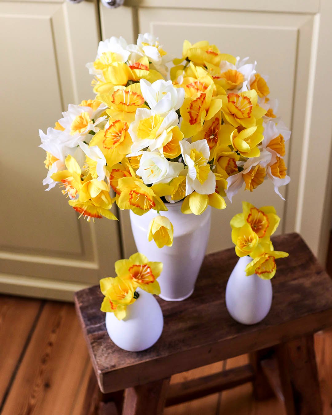 Lav en stor smuk buket af kunstige påskeliljer i hvide og gule farver. De skønne farver udviser sol og glæde i rummet. Sæt evt. nogle små påskekyllinger for ekstra påskehygge.🐥

#brøndsholm #påskeliljer #påske #påskehygge #påskeblomster #påskestemning #påskebuket