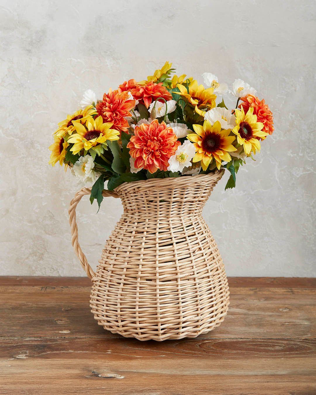 Den her kombination af solsikker, dahliaer og valmuer giver lige præcis den der afslappede sensommerstemning, som man får lyst til at beholde lidt længere.🌻

Sat i en flettet vase får buketten et naturligt look, der passer perfekt på spisebordet, i køkkenet eller i den tomme krog, der mangler lidt liv. Og ja... de bliver ved med at se sådan ud.🌻

#brøndsholm #kunstigeblomster #homedecor #boliginspiration #solsikker #interiør #dahlia #valmuer #kunstigesolsikker #sommerblomster #blomsterinspiration