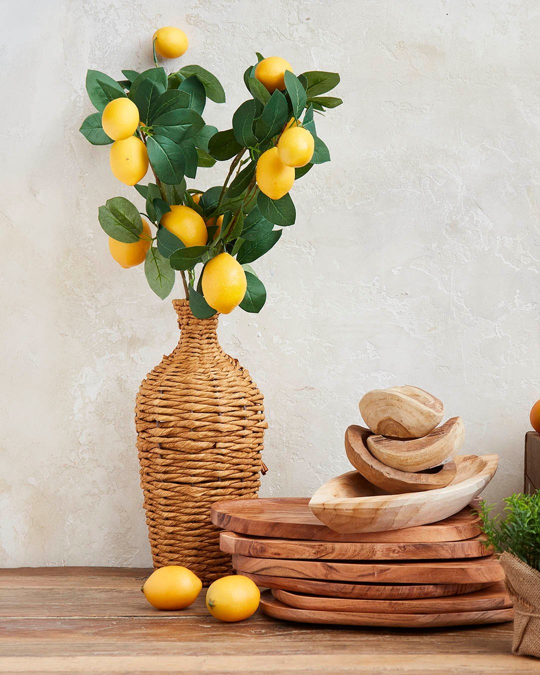 Sommerstemning på køkkenbordet 🍋
Kunstige citrongrene, flettet vase og varme trætoner
En lille smag af sydlandsk sommer 🍋

#brøndsholm #kunstigcitron #citrongren #citron #sydlandsstemning #kunstigegrene #sommerstemning #boliginspiration #homedecor