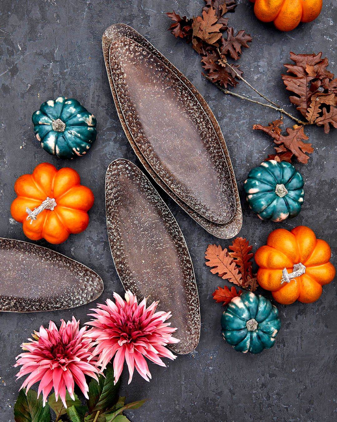 Ét fad, mange muligheder.✨
Saml efterårets favoritter på et brunt metalfad og leg med kunstige græskar, blomster og farverige efterårsblade. En nem måde at skabe din helt egen dekoration og ændre udtrykket, når du får lyst. 🍂
#brøndsholm #metalfad #efterårsinspiration #efterårsdekoration #kunstigegræskar #kunstigeblomster #efterårshjem #efterårshygge #autumninspo #efterårsvibes