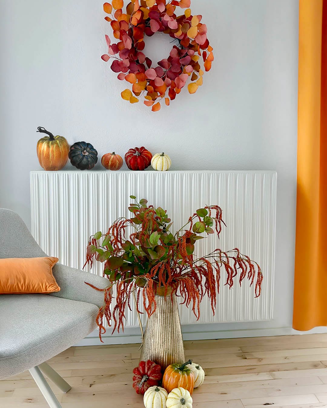 Det her hjørne føles som efterår uden at sige et ord.🍂🎃

Varme farver, bløde former og lag af eukalyptus, amaranter og små græskar. Nogle gange er det de små stille detaljer, der gør hele rummet hyggeligere. ✨

#brøndsholm #efterårspynt #efterårsinspiration #eukalyptus #græskar #kunstiggræskar #kunstigeukalyptus #efterårskrans #efterårsvibes #efterårshygge #efterårsfarver