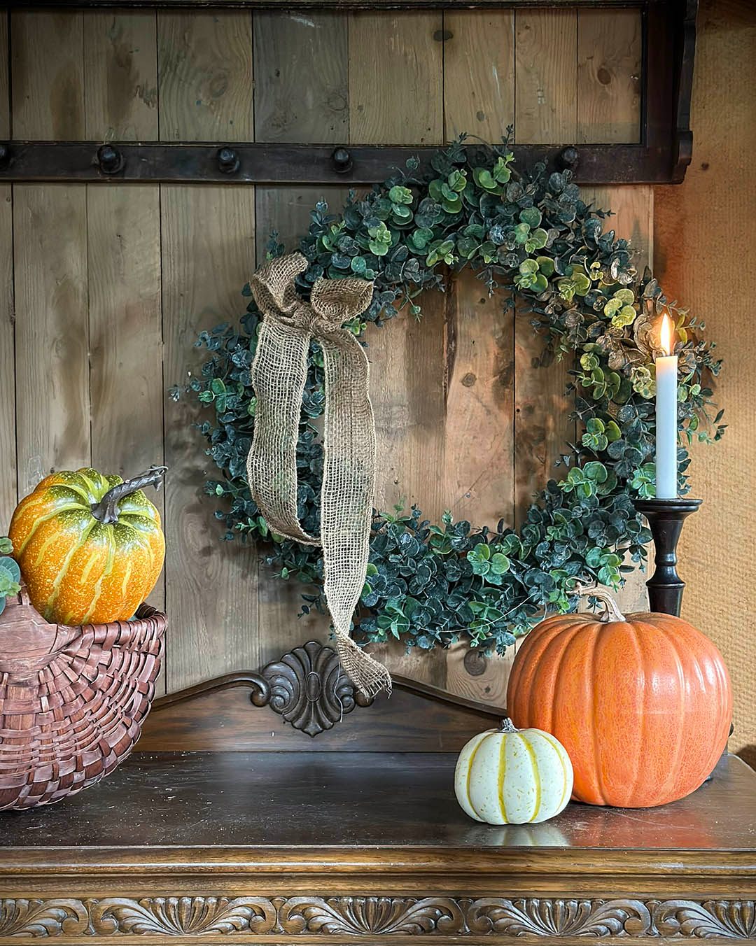 Vi stemmer for græskar, der ikke ender i skraldespanden. De kunstige græskar kan findes frem igen og igen, og sammen med en eukalyptuskrans er efterårshyggen faktisk klaret ret hurtigt 🍂🎃

På bordet. I vindueskarmen. Ved hoveddøren. Flyt lidt rundt på det, til det føles hyggeligt, og tilsæt så det vigtigste: kaffe, tæppe og stearinlys.☕🤎

#brøndsholm #eukalyptuskrans #græskar #kunstiggræskar #efterårshygge #efterår #boligindretning #kunstigeukalyptus #efterårsstemning #eukalyptus #indretningsinspiration #boliginspiration
