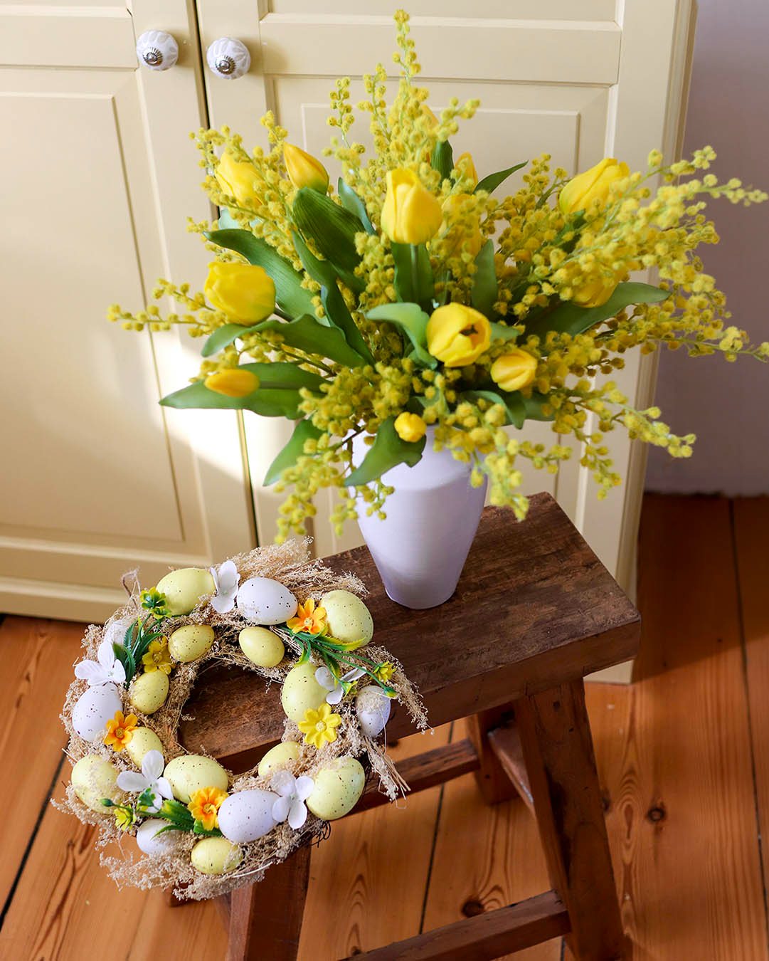 Påskevibes i gult 💛🐣
Tulipaner og mimosa giver den helt rigtige forårsstemning, og bonus: de er kunstige, så de holder hele sæsonen. 
Lidt påskepynt, lidt forår og masser af hygge derhjemme.🌼

#brøndsholm #Påske #påskepynt #tulipan #tulipanbuket #påskekrans #påskehygge #påskeinspiration #påskebuket #påskevibes
