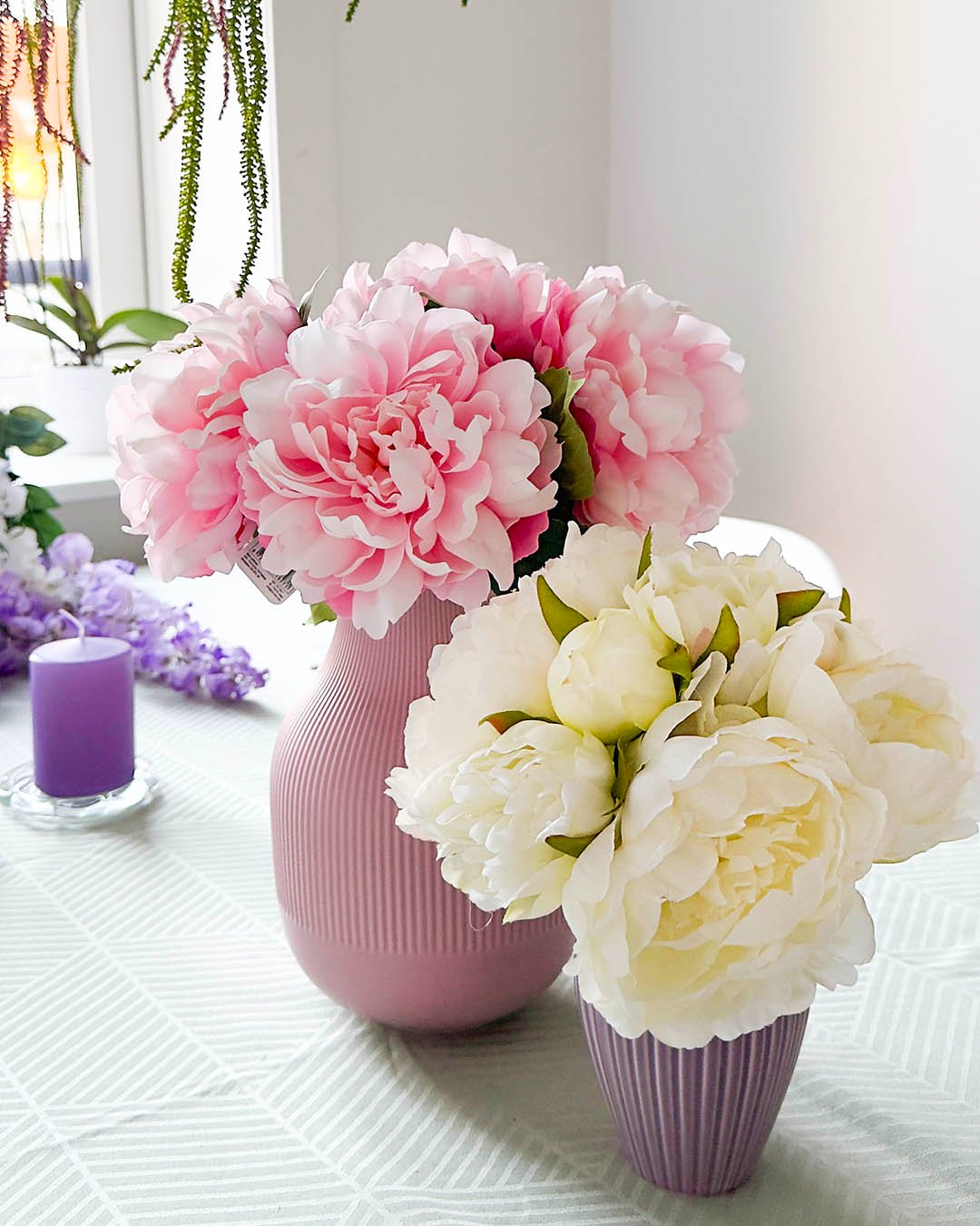 Husk du stadig kan 🌸SPARE 25%🌸 på vores smukke kunstige pæoner. De fås i flere farver, materialer og størrelser. Her er der en lille fin hvid buket, og en smuk lyserød pæon hvor flere er sat sammen i vase til en romantisk borddekoration🌸

#brøndsholm #kunstigeblomster #kunstigpæon #pæoner #pæonbuket #smukkebuketter