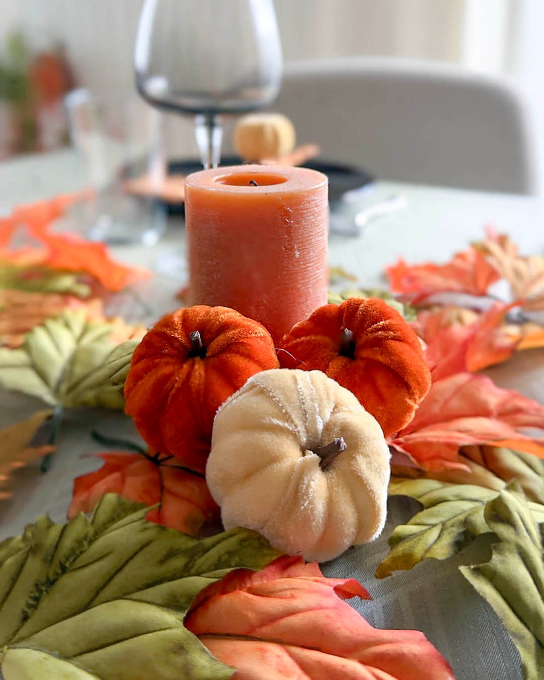 🎃✨ Små græskar, stor charme.

Vores velourgræskar med klemme gør det nemt at skabe efterårsstemning på få sekunder. Sæt dem på servietringen, kanten af vasen eller en lysestage, og giv dekorationen et blødt og hyggeligt udtryk. 🍂

Hvilken løsning ville du vælge? 🧡

#brøndsholm #græskar #kunstiggræskar #efterår #efterårspynt #borddækning #interiørinspiration #halloweenpynt #brondsholm #efterårsstemning