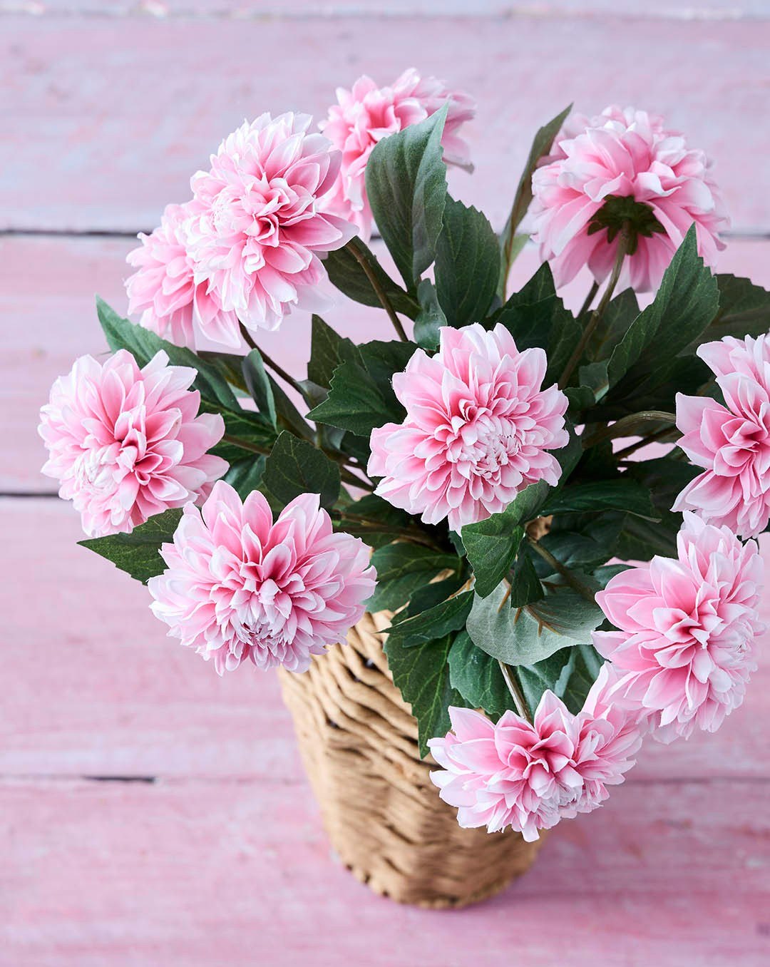🌸 Alle elsker dahliaer. Ikke alle elsker at passe dem.
✨ Få blomsterglæde sæson efter sæson med vores kunstige dahliaer.
Husk du kan SPARE 25% på Dahliaer t.o.m. fredag 17. juli 26 

#brøndsholm #sommerstemning #kunstigeblomster #dahlia #sommerblomster #evighedsblomster #kunstigdahlia