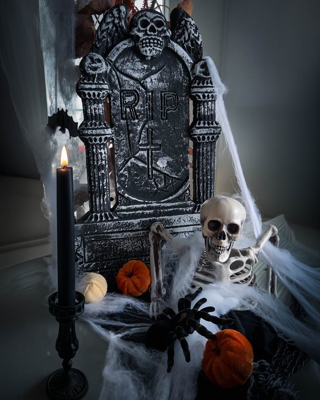 💀 Han skulle egentlig hvile i fred... men Halloween havde andre planer. 🕷️🎃
 Gør hjemmet klar til årets mest (u)hyggelige tid med pynt, der vækker opsigt. 👻

#brøndsholm #skelet #edderkop #gravsten #halloweenpynt #halloween #spookyseason #halloweeninspiration #uhyggeligpynt