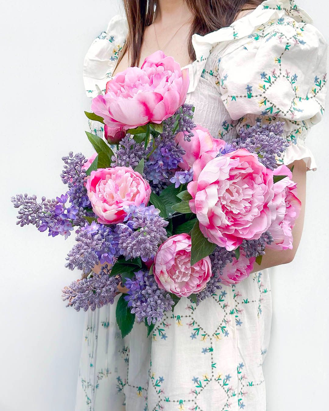 Den perfekte sommerbuket? Den der aldrig visner. 💕
Fyld hjemmet med bløde rosa pæoner og smukke syrener i en buket, der holder sig lige så flot uge efter uge.

✨ Naturtro kunstige blomster
🌿 Ingen vanding
🤍 Altid klar til at pynte

#brøndsholm #kunstigeblomster #pæoner #syrener #sommerbuket #boliginspiration #interiør #homedecor #nordiskindretning #kunstigeplanter #hyggehjem #boligstyling #interiorlovers #scandinavianhome