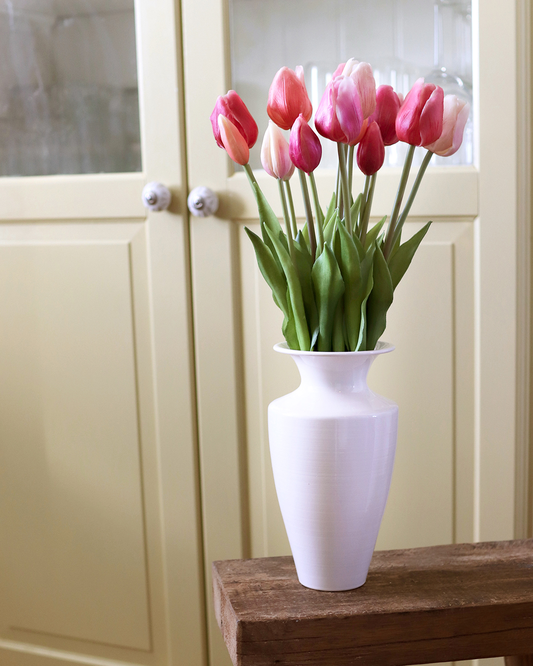 Samme buket - forskellige hjem🌷
Vores medarbejdere har fået to helt ens naturtro tulipanbuketter med hjem. Her har de stylet dem i deres egne hjem, og det er sjovt at se, hvordan den samme buket kan få vidt forskellige udtryk alt efter indretning og omgivelser.🌷

#brøndsholm #tulipaner #tulipanbuketter #kunstigeblomster #forårsblomster #forår