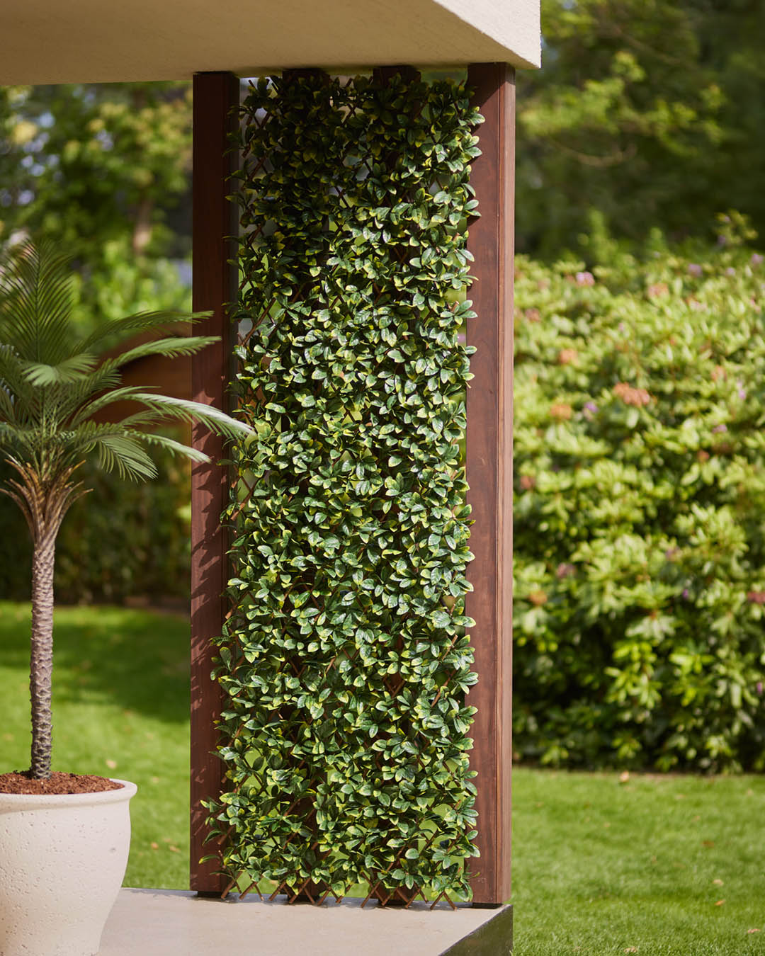 Giv din terrasse eller altan et grønt løft🌿 Med flotte kunstige espalier kan du nemt skjule en kedelig mur og samtidig skabe en hyggelig stemning.

Det er virkelig win-win: Du får et friskt, grønt look, helt uden besvær. Espalierne er UV-beskyttede, så de holder farven flot og kræver ingen pleje☀️

👉 Se udvalget via link i bio

#brøndsholm #espalier #udeliv #kunstigeplanter #uvplanter #grønneplanter #plantevæg