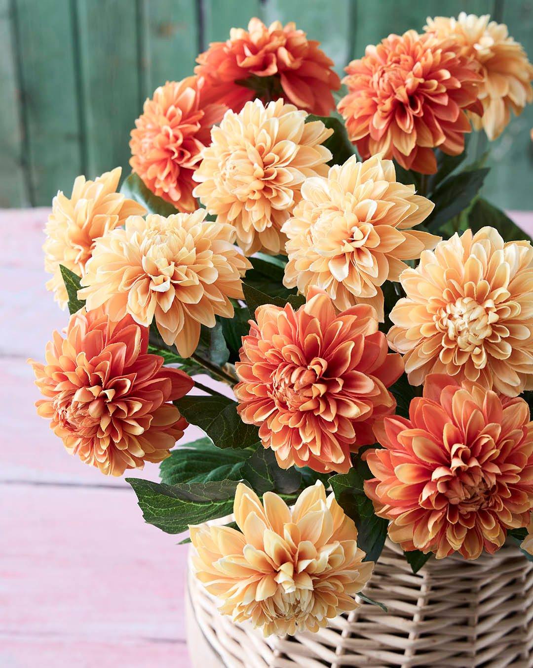 ✨ Sidste chance! I morgen er sidste dag, du kan spare 25% på alle lagerførte dahlia.
Kunstige dahlia i varme solnedgangsfarver er en sikker favorit. 🌼🧡

Nyd dem sæson efter sæson, og når du får lyst til noget nyt, kan du nemt style dem om og skabe en smuk efterårsbuket med de samme blomster.🍂

👉Se udvalget via link i bio

#brøndsholm #kunstigeblomster #dahlia #kunstigdahlia #evighedsbuket #blomsterinspiration #skønnebuketter #diybuket