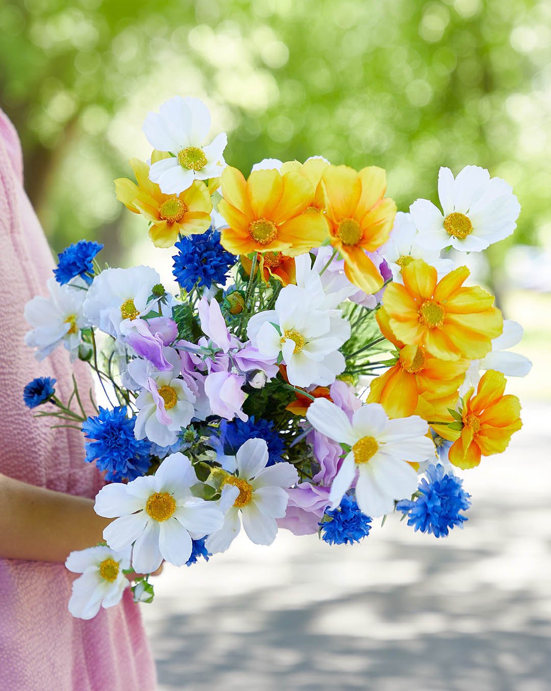 Sommerens fineste blomster samlet i én buket. Stolt kavaler, kornblomster og ærteblomster giver et let og romantisk udtryk, som bringer følelsen af sommer indenfor, uanset årstid.🌸

#brøndsholm #kunstigeblomster #sommerbuket #kornblomster #ærteblomster #stoltkavaler #boligindretning #vildeblomster #sommerblomster