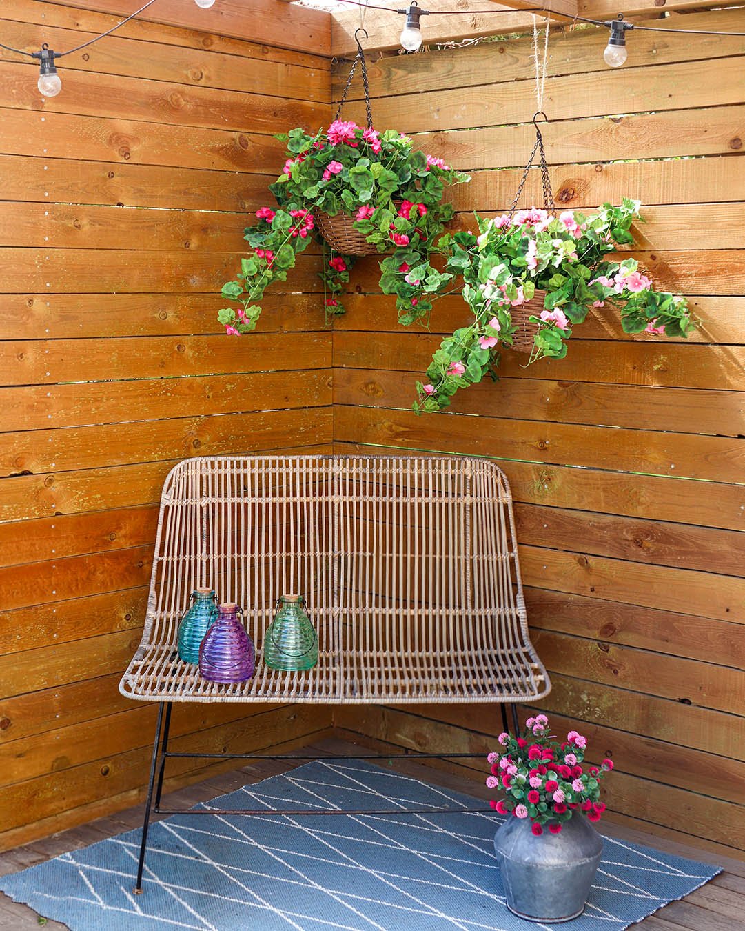 ☀️🌸 Sommer på terrassen, uden vandkanden!

De her smukke pelargonier er UV-beskyttede og perfekte til terrassen eller altanen.
Ingen vanding. Ingen visne blomster. Bare masser af sommerstemning hele sæsonen

Hvem siger, man skal have grønne fingre for at få en blomstrende terrasse? 😉

#brøndsholm #kunstigeblomster #pelargonier #sommerpåterrassen #terrasseinspiration #terrassehygge #sommerstemning #blomsterinspiration #vedligeholdelsesfri #altaninspiration #altanhygge #udendørsindretning