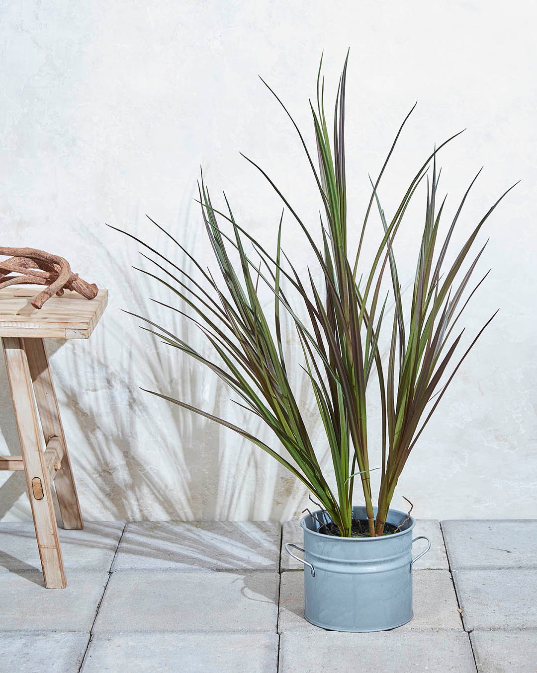 Nogle planter passer bare ind overalt, og denne kombination tilfører ro, højde og liv til uderummet, og holder sig flot i både sol og regn takket være UV-beskyttelsen.

Små detaljer kan gøre en stor forskel. 💚

#brøndsholm #haveinspiration #kunstigeplanter #uvbeskyttet #terrasseliv #udeliv #kunstiggræs #altanliv #boliginspiration