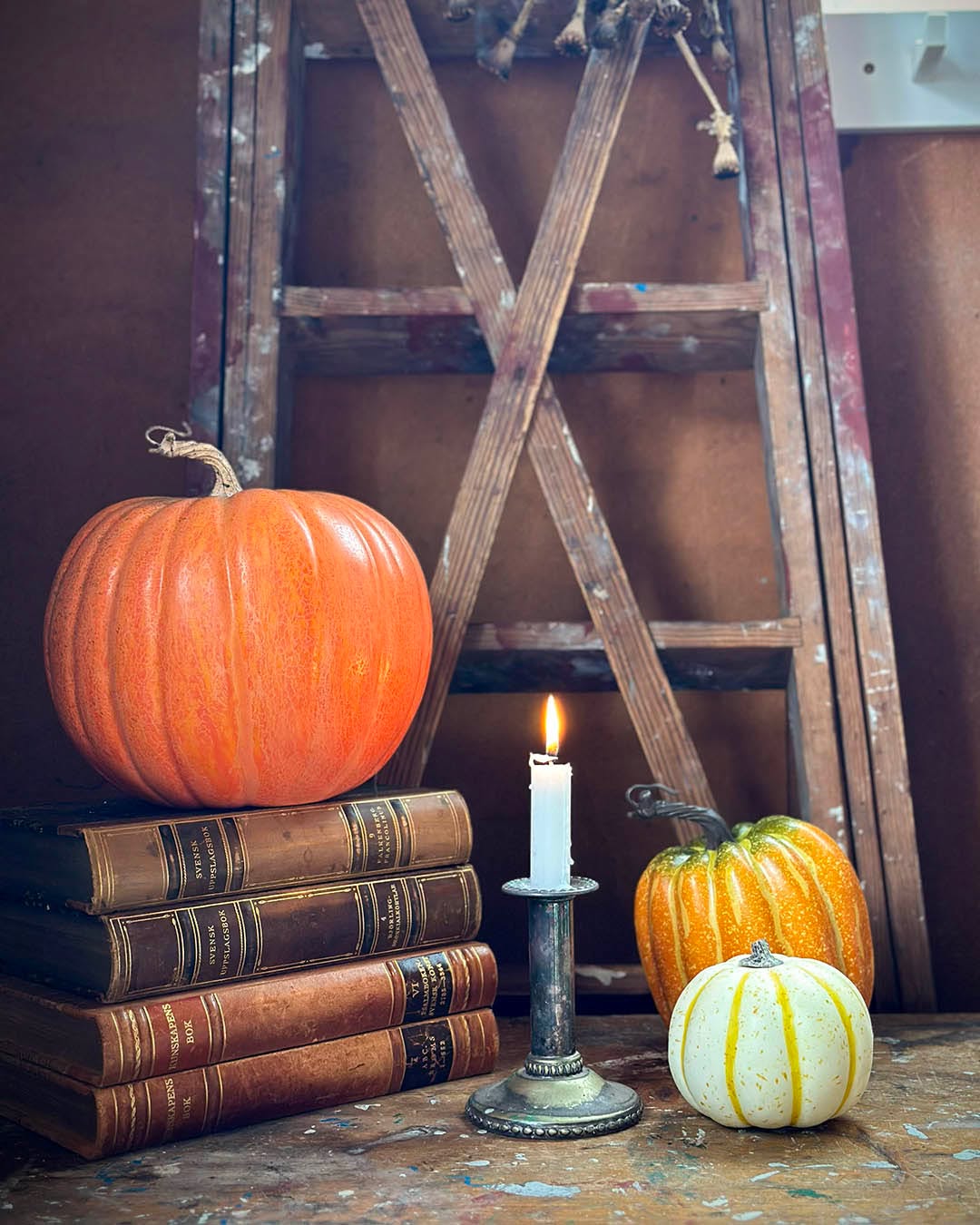 Fra efterårshygge til Halloweenstemning.🍂🎃
De kunstige græskar er blandt de dekorationer, der følger med hele sæsonen. Først som en hyggelig efterårsdetalje og senere som en del af Halloweenpynten.
Nemme at style. Svære at undvære. 🍂🎃
Billede fra @lyckebohem
#brøndsholm #kunstigegræskar #græskar #efterårsdekoration #halloweenpynt #efterårspynt #boliginspiration #halloweeninspiration #lyckebohem