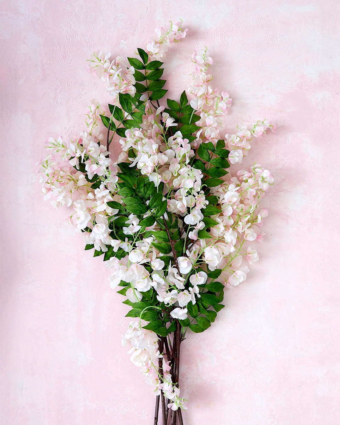 Smukke kunstige wisteria-grene med fine, hængende klaser af lyserøde blomster giver et let og elegant udtryk i hjemmet.Blomsterne falder naturligt og skaber en hyggelig stemning, samtidig med at de er nemme at integrere moderne og klassiske hjem.🌸

#brøndsholm #kunstigeblomster #wisteria #boligindretning #kunstigwisteria #dekorationsblomster #nyttilhjemmet #evighedsblomster