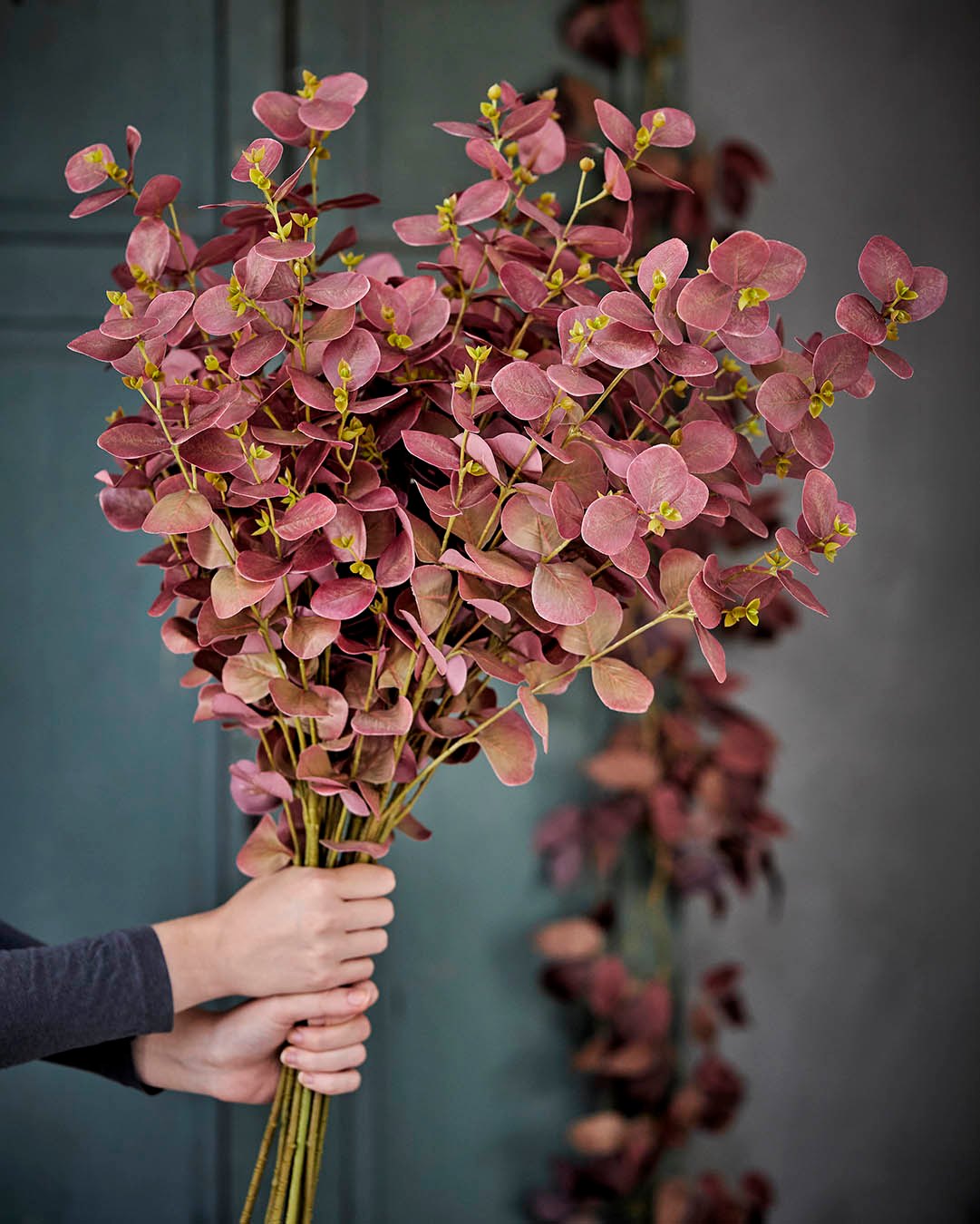 🍂Efteråret flytter stille ind...
Den støvede rosa farve på denne kunstige eukalyptusgren giver varme til hjemmet uden at larme. Perfekt til dig, der elsker de små detaljer, som får stuen, køkkenet eller spisebordet til at føles lidt ekstra hyggeligt.
Ingen visne blade. Ingen vedligeholdelse. Kun nem efterårsstemning, der holder. 🤎
✨ Hvordan ville du style den?
#brøndsholm #eukalyptus #efterårsstemning #boliginspiration #kunstigeplanter #eukalyptus #efterårsgren #kunstigegrene #hyggeligthjem #homedecor #efterårshjem #nordiskindretning