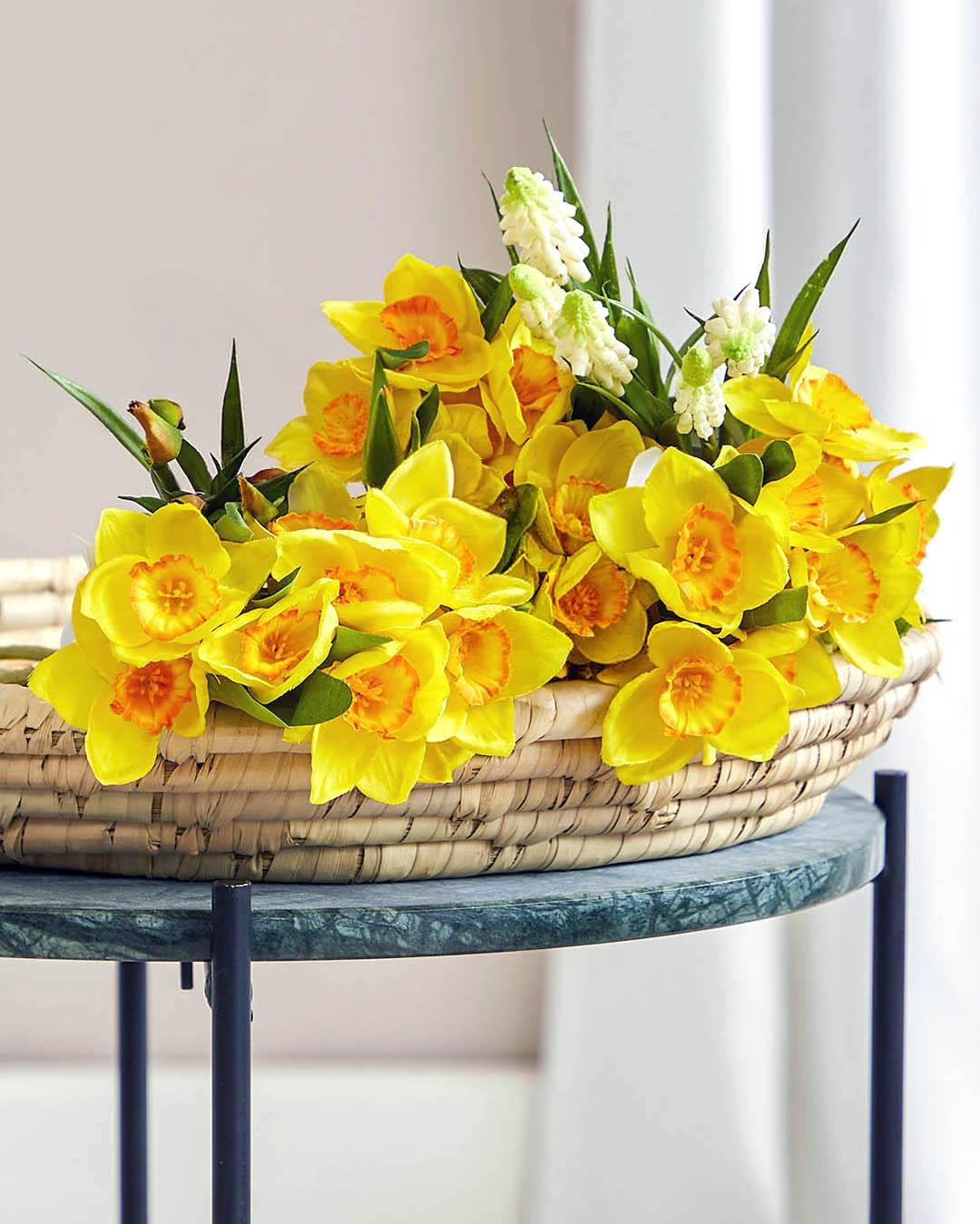 Skab hyggelig påskestemning med skønne kunstige påskeliljer. De smukke nuancer af varm orange og gul giver et livligt og naturtro udtryk, der lyser op i hjemmet. Med en længde på 41 cm er de perfekte i en vase, som del af en buket eller i dine forårs- og påskedekorationer🐣

#brøndsholm #påskeliljer #kunstigepåskeliljer #kunstigeblomster #kunstigepåskeblomster #påske #påskepynt #påskeinpiration #påskestemning