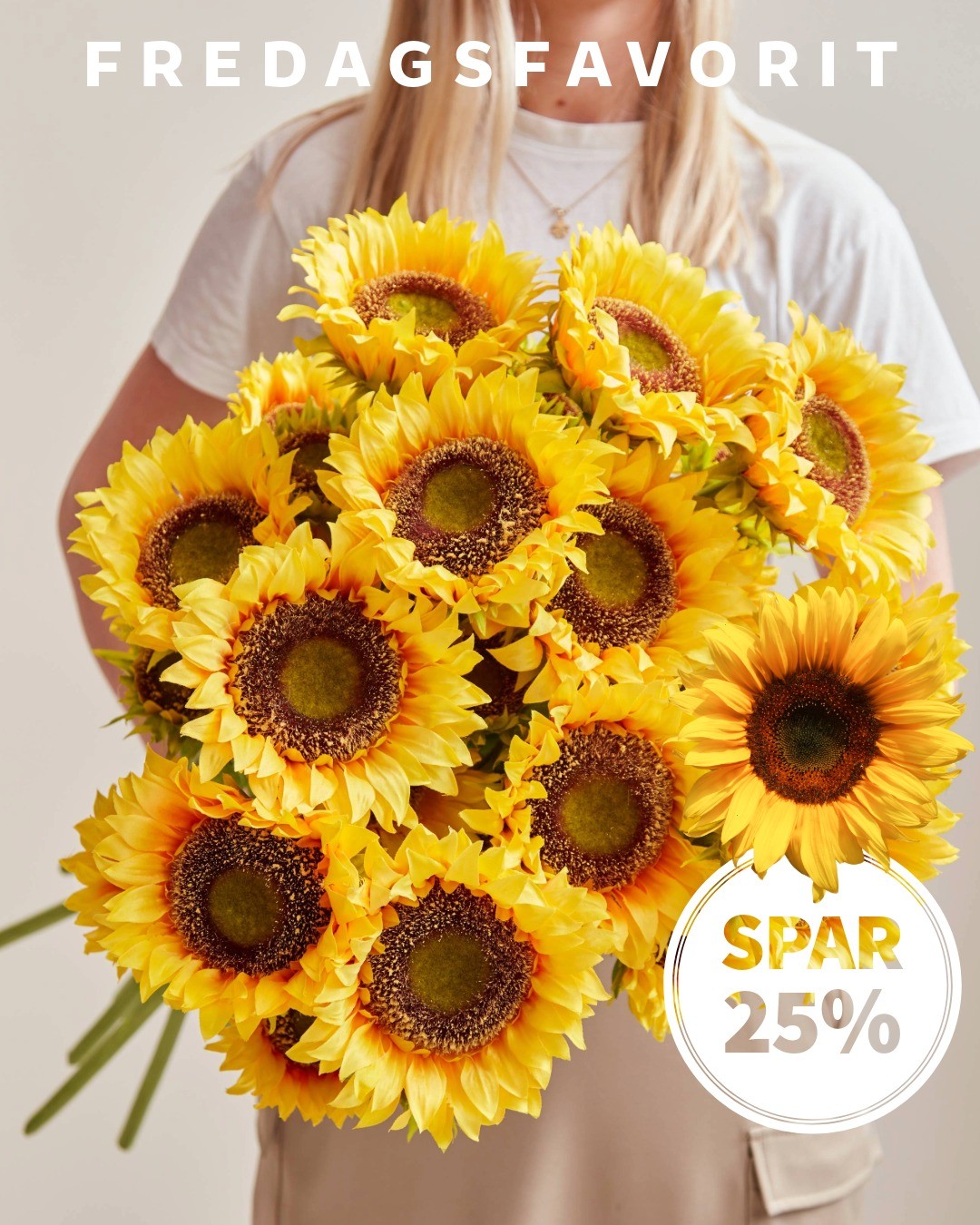 🌻🌻🌻Fredagsfavorit: Solsikker 🌻🌻🌻
Solsikker er naturens måde at skrue op for humøret på. Store, solgule og fyldt med sommerstemning. De behøver egentlig ikke sige så meget, de gør bare hele arbejdet selv. En solsikke på bordet, og pludselig føles dagen lidt mere som sommer.

🌻 Solsikker bringer lys i rummet
✨ Perfekt alene eller flere sammen
⌚ Rabatten gælder fra 31/7 t.o.m. 7/8-26
👉 Find dem via link i billedet

#brøndsholm #solsikke #sommerstemning #blomsterglæde #boligindretning #naturligindretning #hyggehjem #blomsterinspiration #sensommerblomst #guleblomster #fredagsfavorit