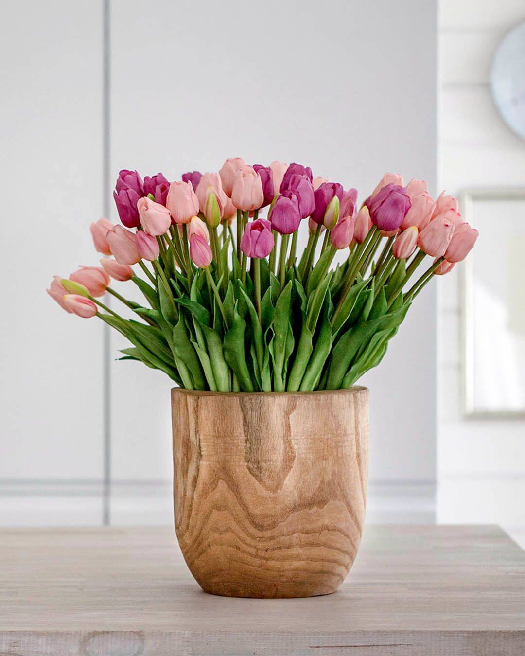 Smuk og fyldig buket med meget naturtro tulipaner i skønne, lyserøde nuancer 🌸
Ønsker du et mere roligt og afdæmpet udtryk, kan mindre selvfølgelig også gøre det – sæt én eller to buketter i en enkel vase og lad tulipanerne tale for sig selv.

#brøndsholm #tulipanbuket #naturtrotulipaner #kunstigeblomster #morsdag #morsdagsbuket