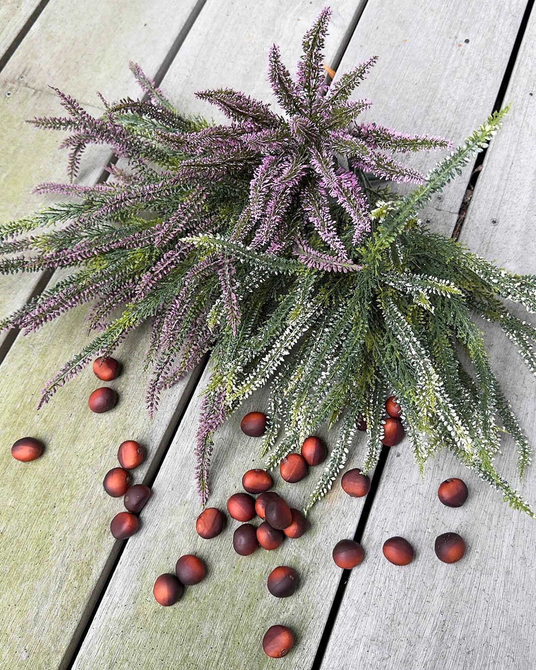Efteråret har helt sine egne farver, og de behøver ikke altid være orange og brune.
De lilla nuancer fra lyngen, de varme kastanjer og den særlige ro, der følger med årstiden, skaber en hyggelig stemning og bringer efteråret ind i hjemmet. Kunstig lyng og kastanjer gør det nemt at nyde sæsonens charme hele efteråret.🤎
#brøndsholm #efterår #lyng #kastanjer #kunstiglyng #efterårsstemning #efterårshygge #efterårsindretning #boliginspiration #kunstigeblomster #nordiskindretning #autumnvibes #efterårsinspiration