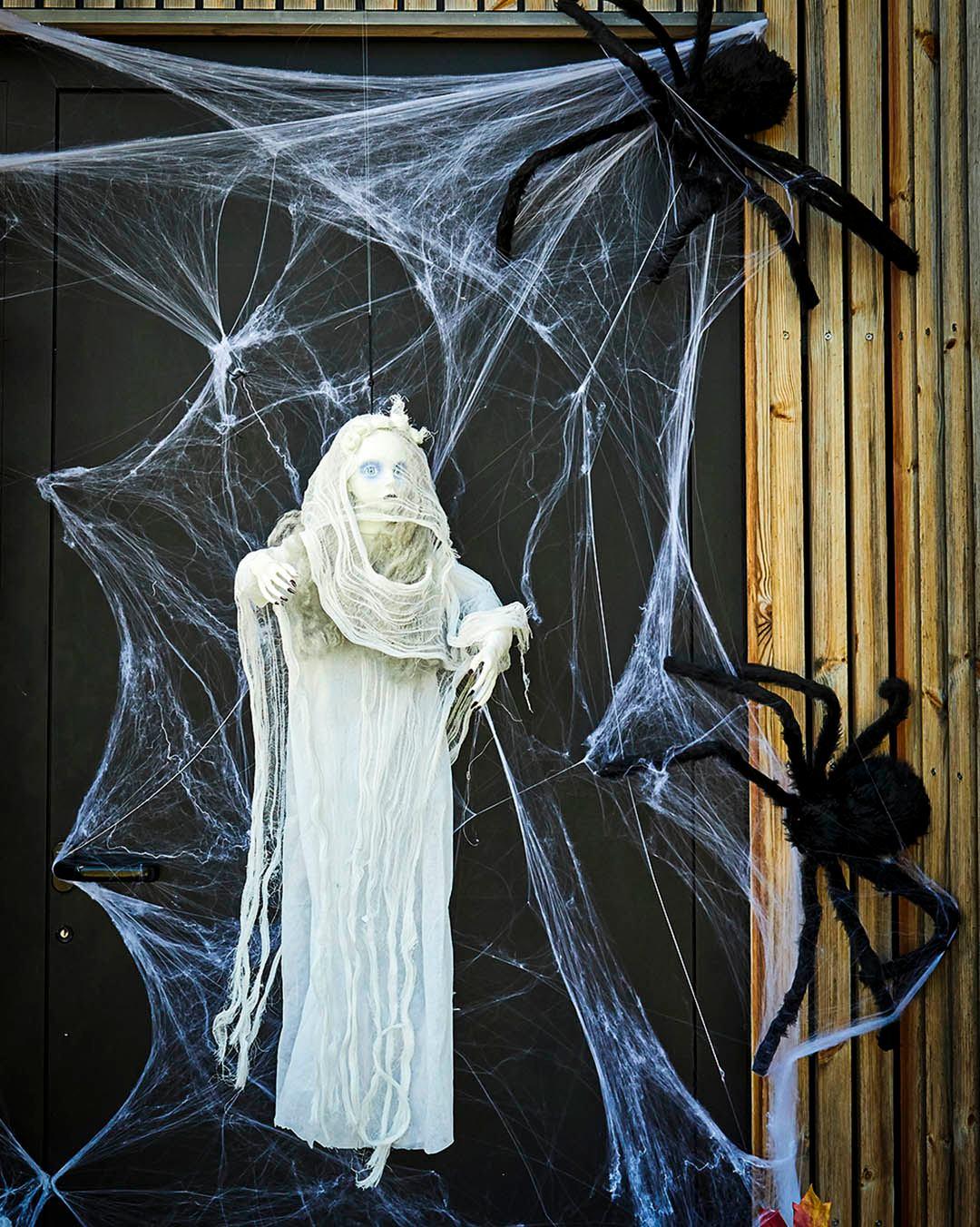 🕸️ Forestil dig lige at komme hjem i mørke og møde hende her ved døren... 👀🕷️
Jeg tror, pulsen ville stige en lille smule. 🎃
#brøndsholm #spøgelse #brud #uhyggeligbrud #edderkop #halloween #spookyseason #halloweenpynt #uhyggelighygge #spindelvæv