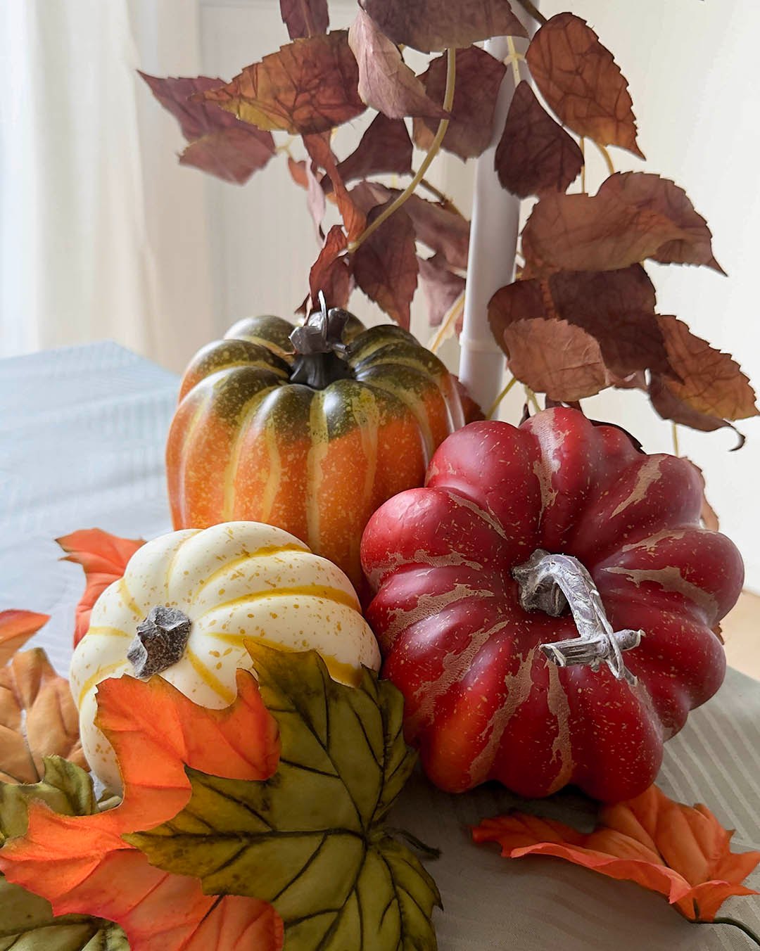 🍂 De bedste efterårsdage er ofte de helt stille. Når lyset bliver blødere, og hjemmet fyldes med varme farver, opstår den særlige hygge, som kun efteråret kan skabe.

Et par kunstige græskar, smukke efterårsblade og et tændt lys. Mere behøver der faktisk ikke at være. Bare et lille hjørne, der inviterer til ro, nærvær og en langsom stund midt i hverdagen. 🍂

#brøndsholm #kunstigegræskar #græskar #efterårshygge #efterårsstemning #efterårsdekoration #hyggeligthjem #efterårsfarver #hjemmehygge