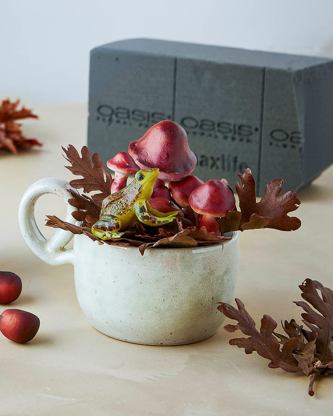 Måske gemmer efterårets sødeste dekoration sig i dit køkkenskab ☕🍂

En fin kop, nogle efterårsblade, et par kunstige svampe og en lille frø. Mere skal der faktisk ikke til for at skabe et lille, hyggeligt efterårshjørne med masser af personlighed. 🐸🍁🍄

#brøndsholm #efterårshygge #efterårsdekoration #boliginspiration #kunstigesvampe #efterårsstemning #efteråsblade