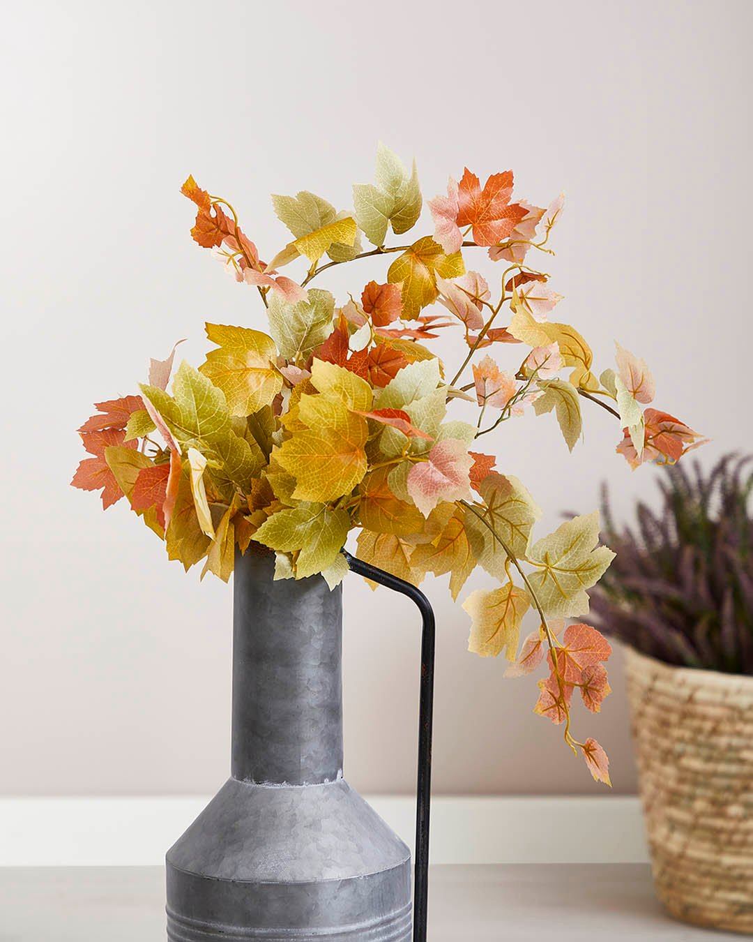 🍂 Efterårets farvepalet i en smuk kunstig efterårsgren.

De støvede toner af rød, grøn og brune blade giver et blødt og hyggeligt udtryk til den dekorative efterårsgren, mens den rå zinkkande skaber den perfekte kontrast. Et lille efterårshjørne, der holder sig flot dag efter dag.🍂 

#brøndsholm #kunstigegrene #efterårsgrene #efterår #efterårsindretning #efterårshygge #homedecor #boliginspiration #kunstigeplanter #efterårsfarver #efterårsvibes #efterårspynt