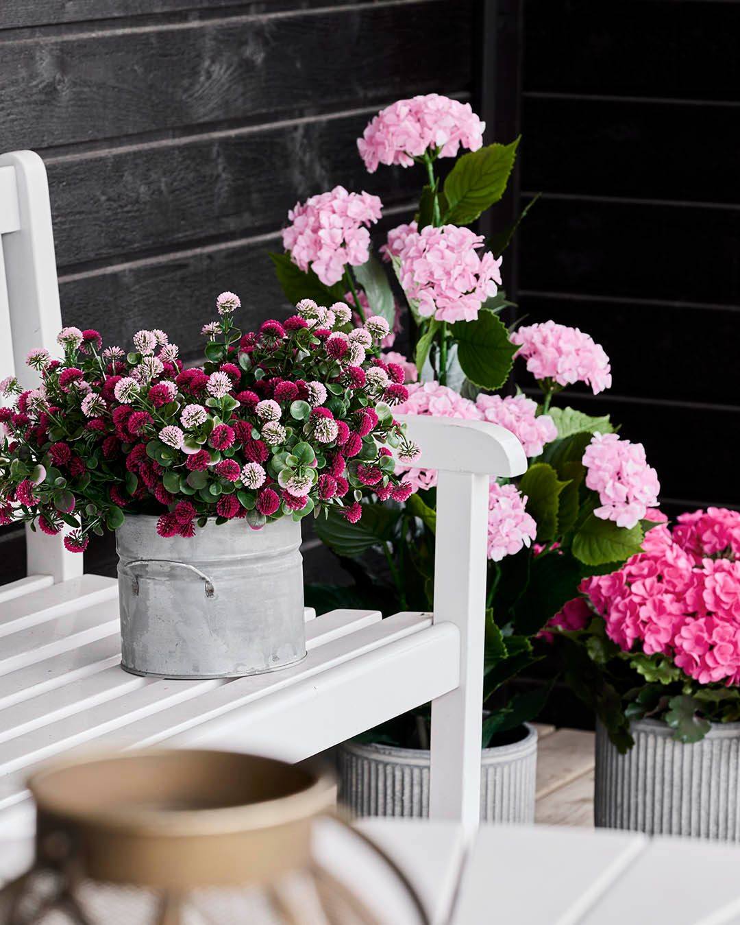 Hygge på terrassen kræver ikke meget, bare de rigtige blomster. Tusindfrydbuketten er UV-beskyttet, og perfekt til udendørs krukker og vaser. Sommer er til at nyde, ikke til at passe.🌼☀️

#brøndsholm #kunstigeblomster #udeblomster #tusindfryd #hortensia #uvbeskyttet #udeliv