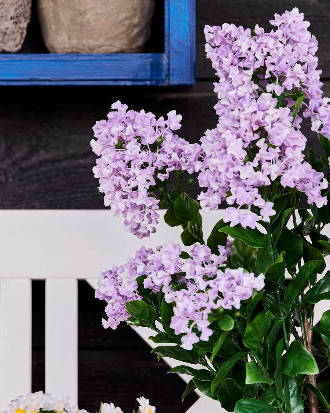 Sommerstemning behøver ikke være besværlig.🌸 Vores kunstige syrener med UV-beskyttelse bringer farve og liv til uderummet, og bevarer deres flotte udtryk, selv når solen står højt. Perfekte til dig, der ønsker et hyggeligt og indbydende look på terrasse eller altan hele sæsonen.

Lige nu kan du SPARE 25% på dem, og de fås også i hvide💜🤍

#brøndsholm #syrener #kunstigeblomster #uvbeskyttelse #terrassehygge #altanliv #boligindretning #solbeskyttet #udeliv #haveliv #blomsterinspiration