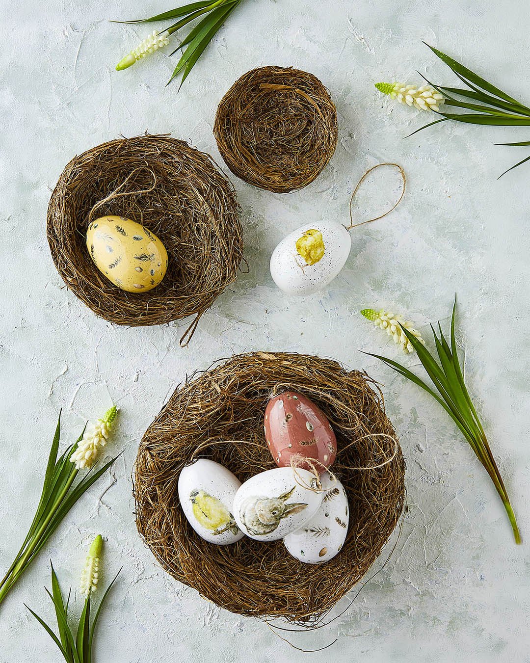 Pynt påskebordet med fine fuglereder i tre forskellige størrelser. Fyld dem med små, dekorative plast-påskeæg eller lækre chokoladepåskeæg, til glæde for både små og store i familien.🐣

#brøndsholm #fuglereder #påskepynt #påskebordsinspiration #påskeæg #påskestemning #plastæg #påskeinspiration