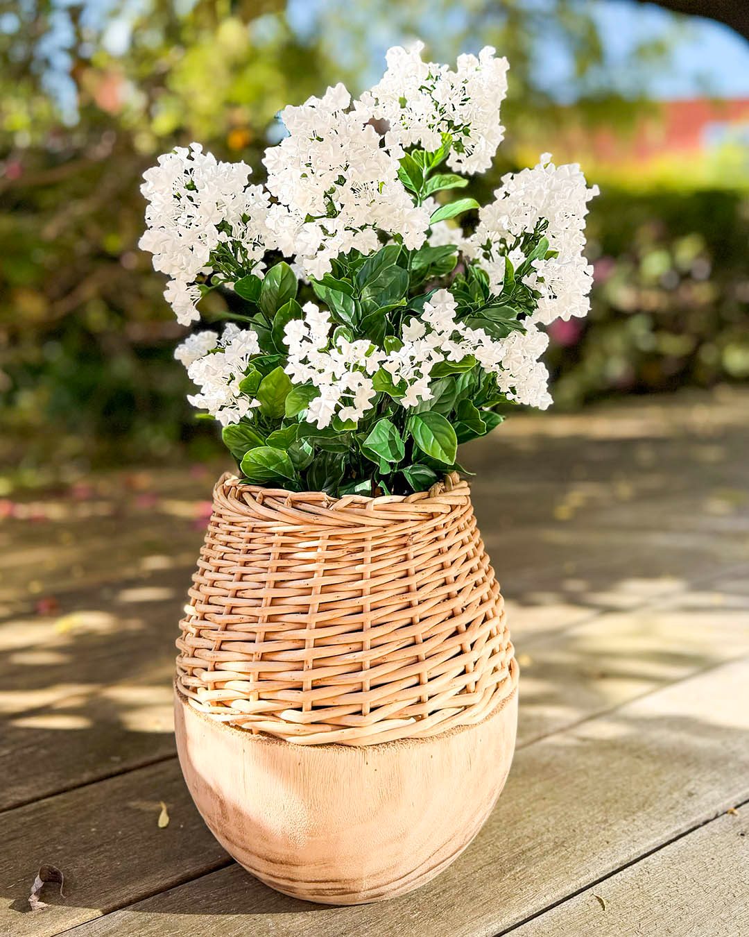 Sommer på terrassen eller altanen, uden at tænke på vanding🌞
Kunstige syrener med UV-beskyttelse, der holder farven i solen og giver et grønt pust dér, hvor ægte blomster hurtigt giver op.
Fås i to farver, hvilken er din favorit?🤍💜

#brøndsholm #kunstigeblomster #syrener #kunstigesyrener #uvbeskyttet #Sommerblomster #udeblomster #haveliv #udeliv
