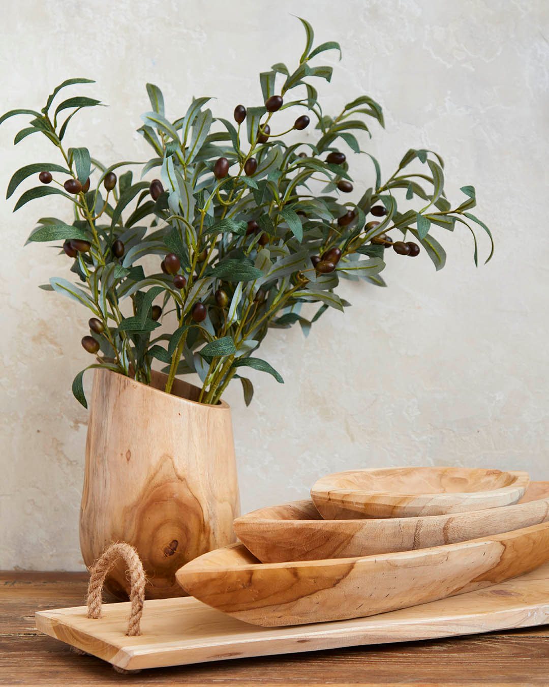Naturtro olivengrene i trævase, stylet med varme trædetaljer, der skaber ro og sommerstemning. Ingen vedligeholdelse, kun smuk hygge ✨
Sidste chance i morgen for at SPARE 25% på udvalgt olivensortiment🫒

#brøndsholm #kunstigeplanter #kunstigegrene #oliven #oliventræer #olivengren  #homedecor #boligindretning #indretningsinspiration #træskåle #teaktræ