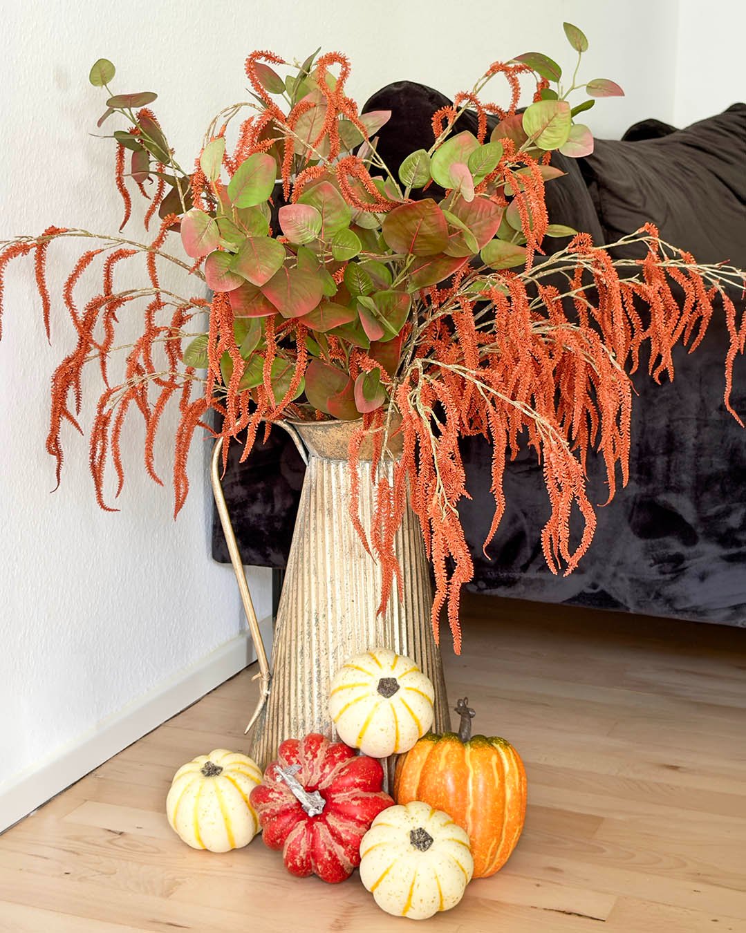 En kande fyldt med kunstige amaranter og eukalyptus grene, et par græskar på gulvet, og pludselig føles stuen lidt lunere, selv når regnen trommer på ruden.

Vi elsker de fantastiske efterårsfarver og den afslappede stemning, som efteråret bringer med sig🎃

🍁 Hvem er også klar til stearinlys, varme drikke og hyggelige aftener?

#brøndsholm #kunstigeblomster #kunstigegrene #amarant #eukalyptus #efterår #efterårshygge #efterårsinspiration #kunstigegræskar #græskar #boliginspiration #homedecor #efterårsdekorationer