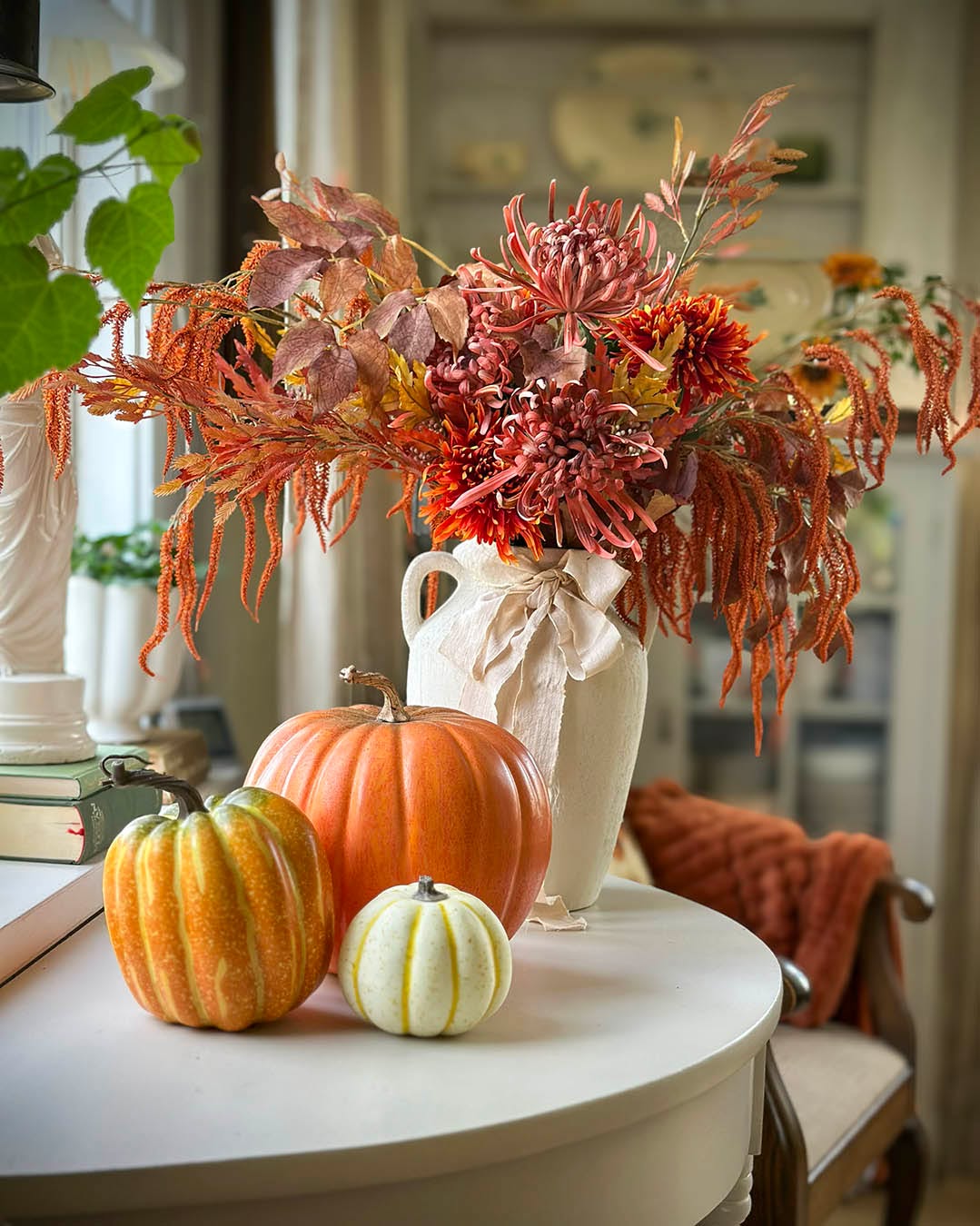 🍂 Det er den slags dekoration, man kommer til at kigge lidt ekstra på, hver gang man går forbi. Ikke fordi den råber højt. Bare fordi farverne er så flotte sammen. 🧡

Tak til @lyckebohem 😊

#brøndsholm #græskar #kunstiggræskar #kunstigeblomster #kunstigegrene #efterårshygge #efterårsstemning #boliginspiration #efterårsinspiration #efterårsvibes