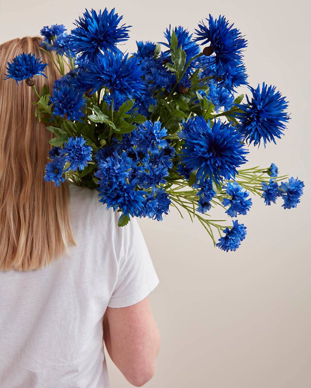 Som plukket fra en sommerlig grøftekant 💙
Kornblomster med et let og vildt udtryk, perfekt i smukke buketter, hvor det gerne må være lidt løst og naturligt. Et roligt strejf af sommer i hjemmet.

#brøndsholm #kunstigeblomster #kornblomster #vildbuket #naturligindretning #boliginspiration #nordiskhjem #sommerstemning #blånuancer #hyggehjem