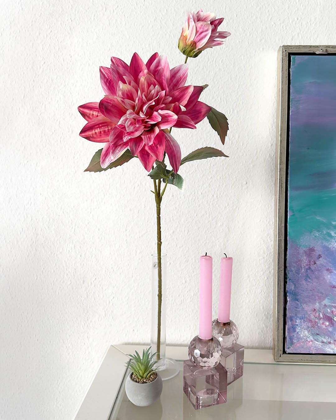 Samme blomst. Tre forskellige udtryk.

Den varme orange farve, den livlige pink farve eller den lyse lilla?

Vi kan ikke helt beslutte os for, hvilken dahlia der er flottest. Hjælp os i kommentarfeltet 👇

🩷Pink 💜Lilla 🧡Orange

#brøndsholm #kunstigeblomster #dahlia #sensommer #efterårsinspiration #homedecor #blomsterinspiration