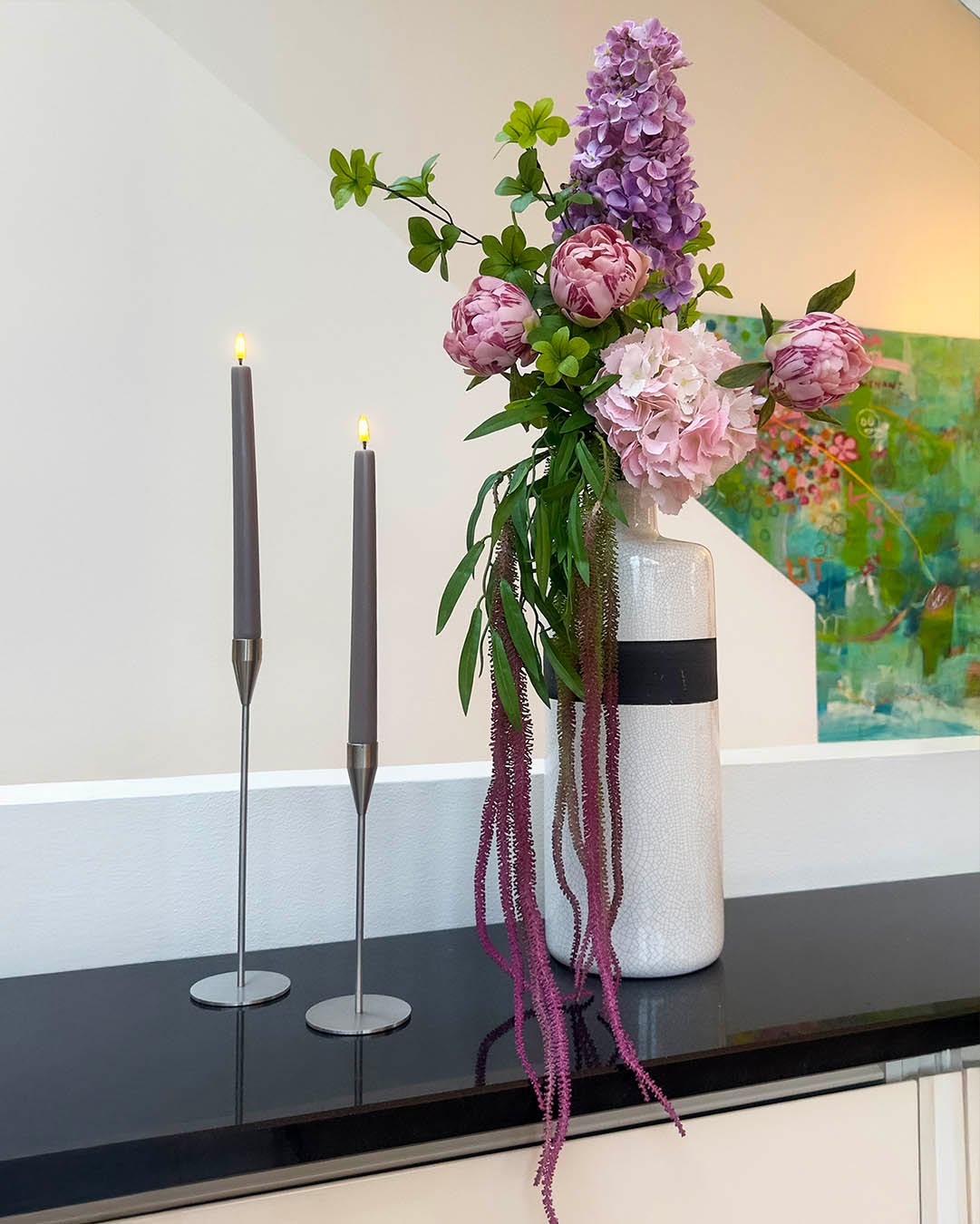 Byg din egen smukke buket med få kunstige blomster, og nyd den i lang tid. Det bedste ved kunstige blomster er, at de nemt kan bruges om igen i en ny buket, når du har lyst til et frisk look.🌸
Vi har sammensat denne buket af en hortensia, et bundt pæoner, en amarant- og Tropaeolum speciosum grene, og sat det hele i en høj, smuk vase. En simpel kombination der giver masser af udtryk til i alt 702,50 kr. inkl. vase.

#brøndsholm #kunstigeblomster #kunstigbuket #blomsterbuket #evighedsbuket #morsdag #kreativbuket