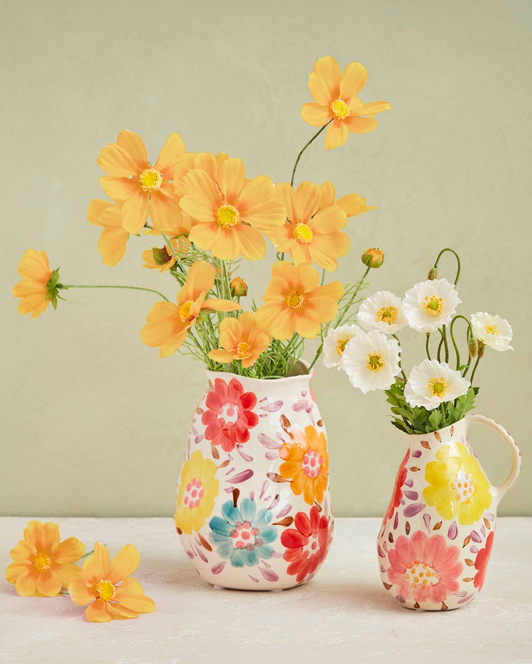Solgule stolte kavalerer og fin valmue buket har fundet plads i håndlavede vaser, hvor blomsterne fortsætter helt ned på keramikken. En lille detalje, der gør udtrykket ekstra levende og hyggeligt. 💛

#brøndsholm #kunstigeblomster #stoltkavaler #valmuer #interiør #vaseinspiration #brøndsholm #håndlavetvase #homedecor #blomsterglæde